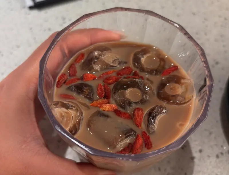 ▲一名網友分享，她與男友到點爭鮮用餐時點了新品草莓奶茶，店家卻失誤在上頭灑了枸杞，貼文曝光後不少人敲碗想喝喝看枸杞草莓奶茶，沒想到點爭鮮竟還真的宣佈推出限定一週的「枸莓奶茶」。（圖／翻攝自Threads@sheezus_alice）