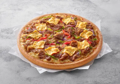 ▲歡樂吧新增必勝客私廚系列高人氣「經典費城起司牛肉披薩」。（圖／必勝客pizzahut.com.tw）