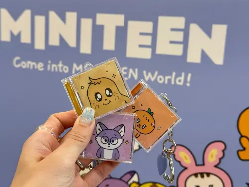 ▲限量MINITEEN迷你CD鑰匙圈，每款售價400元。（圖／記者鍾怡婷攝）