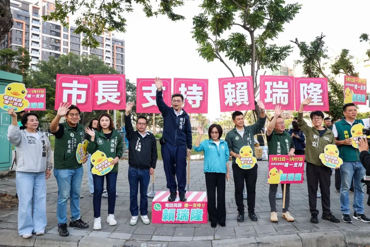 ▲立法委員賴瑞隆今天清晨偕同高雄市議長康裕成、市議員以及市議員參選人等，前往三民區九如路與澄清路口，向通勤朋友問早致意。（圖／立委賴瑞隆辦公室提供）