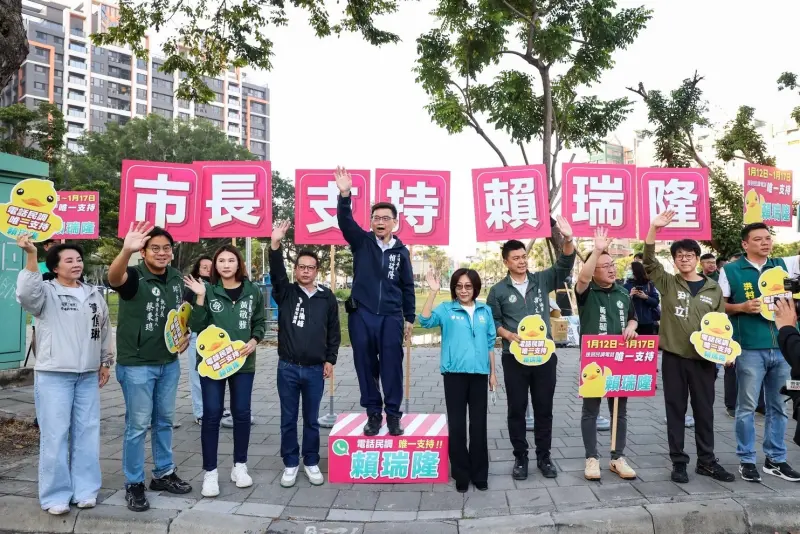 ▲立法委員賴瑞隆今天清晨偕同高雄市議長康裕成、市議員以及市議員參選人等，前往三民區九如路與澄清路口，向通勤朋友問早致意。（圖／立委賴瑞隆辦公室提供）