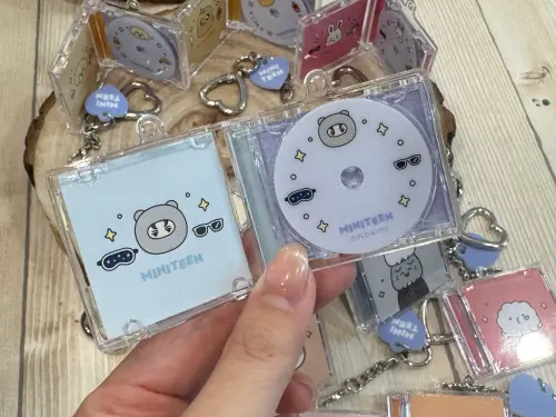 ▲限量MINITEEN迷你CD鑰匙圈，每款售價400元。（圖／記者鍾怡婷攝）