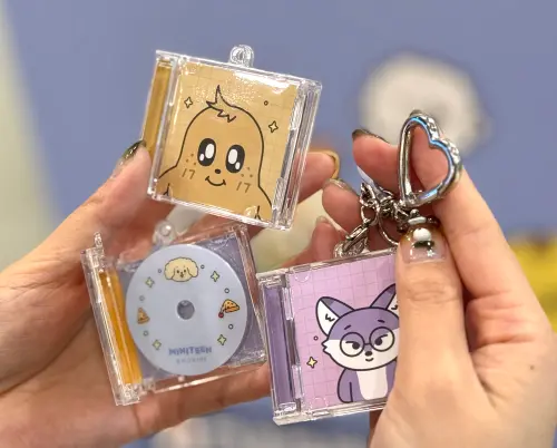 ▲限量MINITEEN迷你CD鑰匙圈，每款售價400元。（圖／記者鍾怡婷攝）