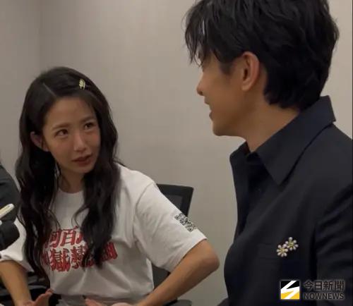 ▲郭書瑤（左）在講戀愛故事，姚淳耀（右）一臉吃瓜樣被抓包。（圖／記者李欣容攝）