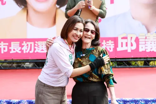 ▲客籍詩人曾貴海醫師遺孀曾黃翠茂女士也到場聲援邱議瑩。曾黃翠茂表示，曾貴海醫師生前也高度肯定她的魄力與能力。（圖／立委邱議瑩辦公室提供）