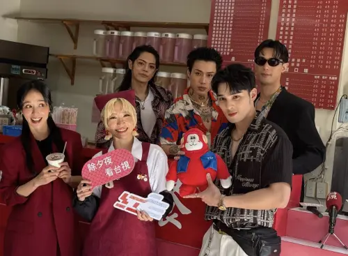 ▲Lulu（前排中）、黃偉晉（前排右）、陳明珠（前排左）與TRASH樂團（後排）為台視《超級巨星紅白藝能大賞》出外景。（圖／記者蘇詠智攝）