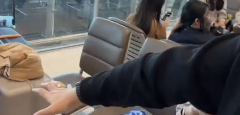 ▲泰國女旅客在曼谷素萬那普國際機場候機區短暫離席後包包疑似遭人拎走，警方調閱監視器追查。（圖／翻攝自抖音@bigceochaaba）