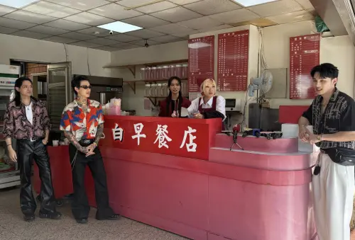 ▲台視《超級巨星紅白藝能大賞》在台式早餐店拍攝狀況劇，呈現「台灣感性」相關內容。（圖／記者蘇詠智攝）