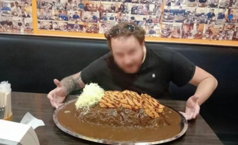 曼谷大胃王挑戰出老千！「飯塞褲子口袋」硬演完食抱走3萬獎金