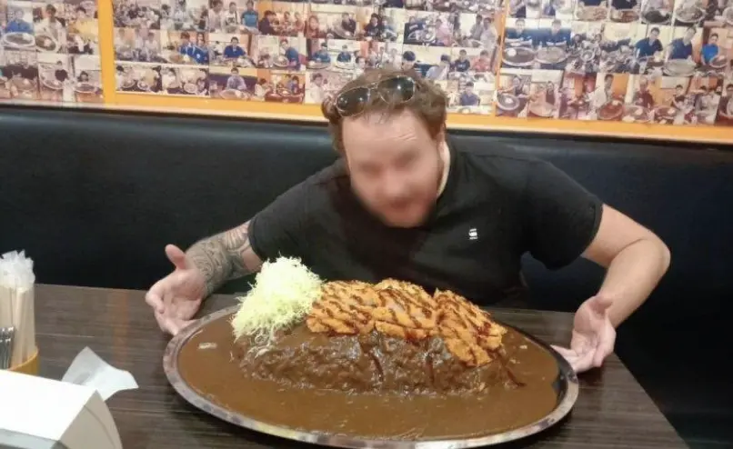 ▲曼谷咖哩飯大胃王挑戰店家事後回看監視器，指一名外國顧客疑似把白飯塞進口袋作弊騙走3萬泰銖。（圖／翻攝自Gold Curry Bangkok）