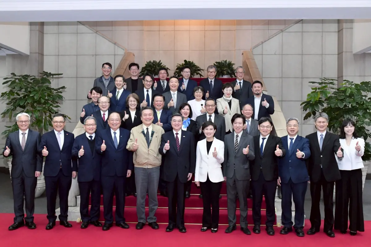 ▲卓榮泰今日主持行政院經發會顧問會議，會中討論議題包括中小微企業轉型、青年、薪資提升與透明等議題。（圖／行政院提供）