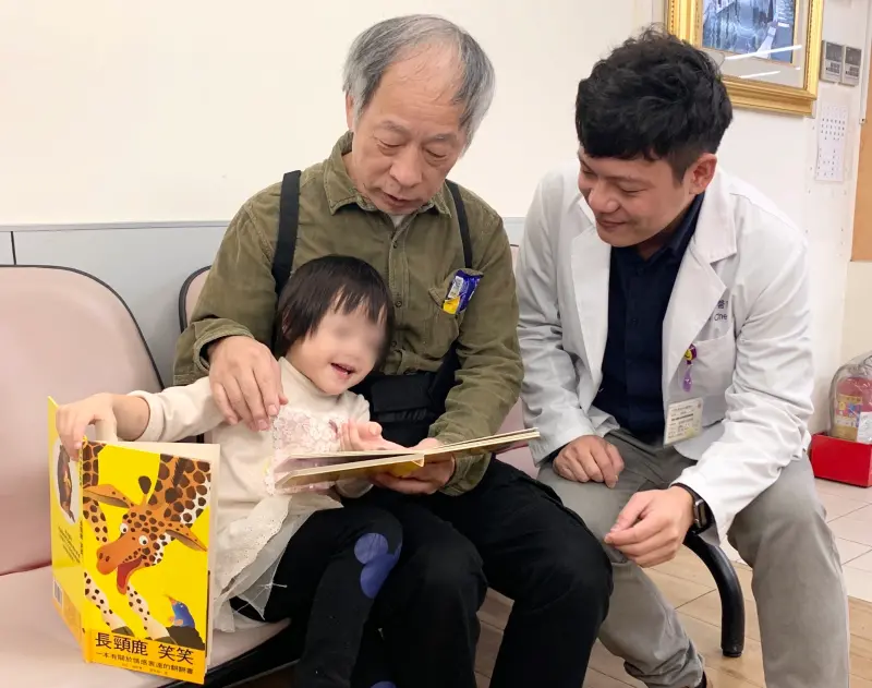 ▲社區一家《閱讀處方箋守護孩童健康發展》計畫，協助弱勢家庭加強幼兒語言互動，掌握關鍵發展期，讓孩子能好好表達。（圖／信義房屋）