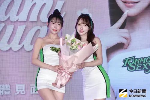 ▲Formosa Sexy隊長梓梓（圖左）親自獻花，歡迎三上悠亞（圖右）的加入。（圖／記者吳翊緁攝影）