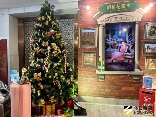 高雄翰品酒店攜手明星花露水打造「有香味的聖誕樹」
