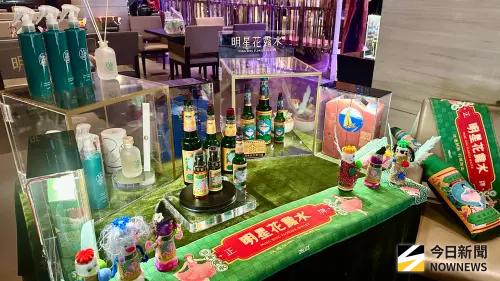 ▲飯店一樓特別展出明星花露水珍貴的蒐藏物件，以及利用AI技術將明星花露水老照片還原重現的歷史影片和品牌全新開發的各款香氣。（圖／記者陳美嘉攝，2025.12.23）