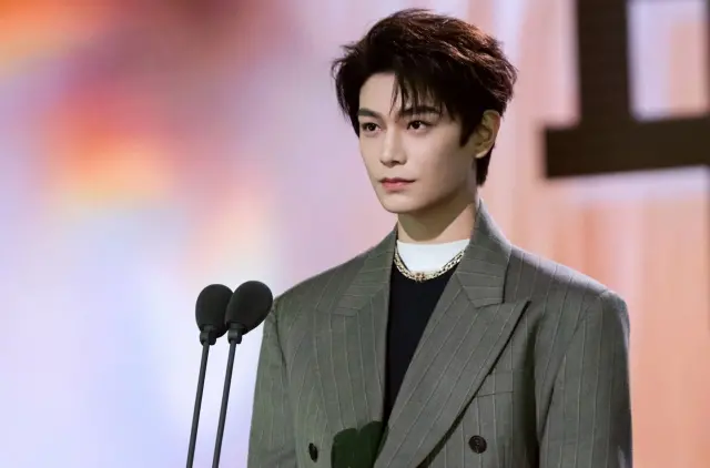 ▲丁禹兮（如圖）在21日出席《騰訊星光大賞》頒獎典禮，剛好坐在劉宇寧旁邊，看到對方鞋底黏到紙片後，馬上彎腰幫忙拿掉，超暖瞬間瘋傳，但不料竟遭酸民批：「表演型人格」。（圖／微博@丁禹兮工作室_OFFICIAL）