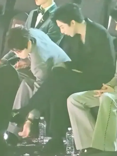 ▲丁禹兮（左）在頒獎典禮中，幫劉宇寧（右）拿掉年在鞋底的紙片。（圖／微博@狗八爺的瓜棚 ）