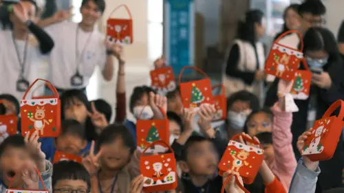 ▲財團法人昇恒昌基金會在高雄國際機場舉辦「照亮星光．讓愛轉動」高雄機場聖誕活動暨獎助學金頒獎典禮。（圖／昇恒昌基金會提供）