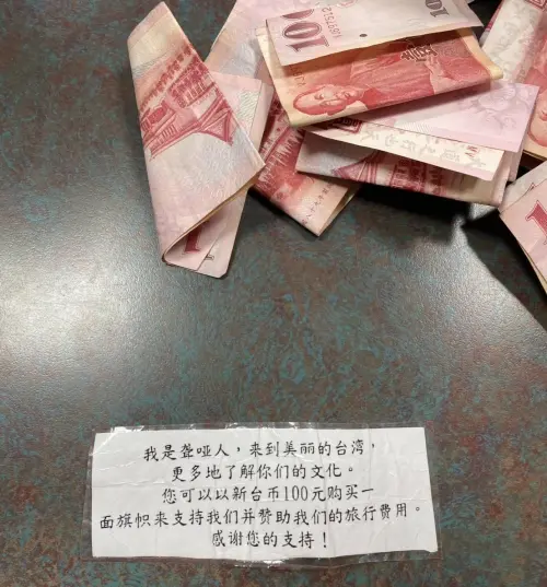 ▲俄羅斯籍女子身上的中文小字條，寫的還是簡體字。（圖／翻攝畫面，2025.12.23）