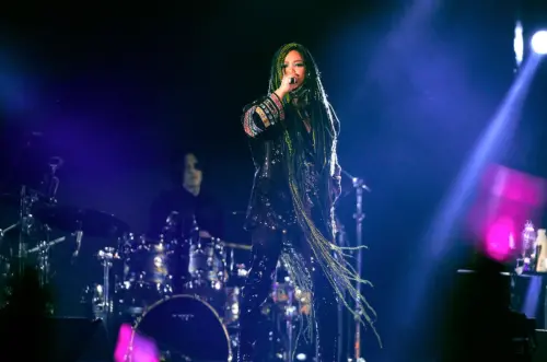 跨年將至！台東火車站竟「被插旗」　驚見宣傳看板印7大字
