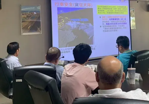 ▲公路局高雄區監理所舉辦汽車運輸業者行車安全座談及危險物品運送安全宣導會議，共同維護道路交通安全。。(圖／高雄區監理所提供) 