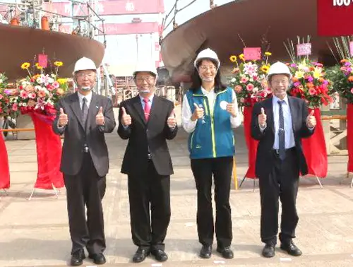 ▲台灣國際造船公司總經理蔡坤宗(左2)與國家海洋研究院院長陳璋玲(右2)舉行安放龍骨祈福儀式。(圖／台灣國際造船公司提供)