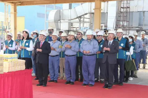 ▲台灣國際造船公司總經理蔡坤宗(左3)與國家海洋研究院院長陳璋玲(左2)舉行安放龍骨祈福儀式。(圖／台灣國際造船公司提供)