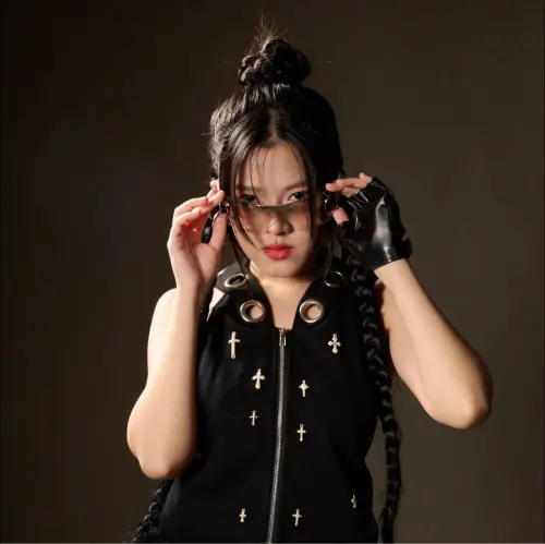 ▲外型甜美可愛的芷軒近年積極轉型，挑戰嘻哈及創作音樂，開拓出新的演藝之路。（圖／翻攝自臉書@芷軒 Zhi Xuan）