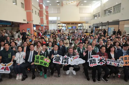 ▲ 台南直飛日本熊本啟航，市長黃偉哲、台灣虎航商務長許致遠及各界貴賓及旅客，共同共同見證歷史性一刻。（圖／南市府提供）