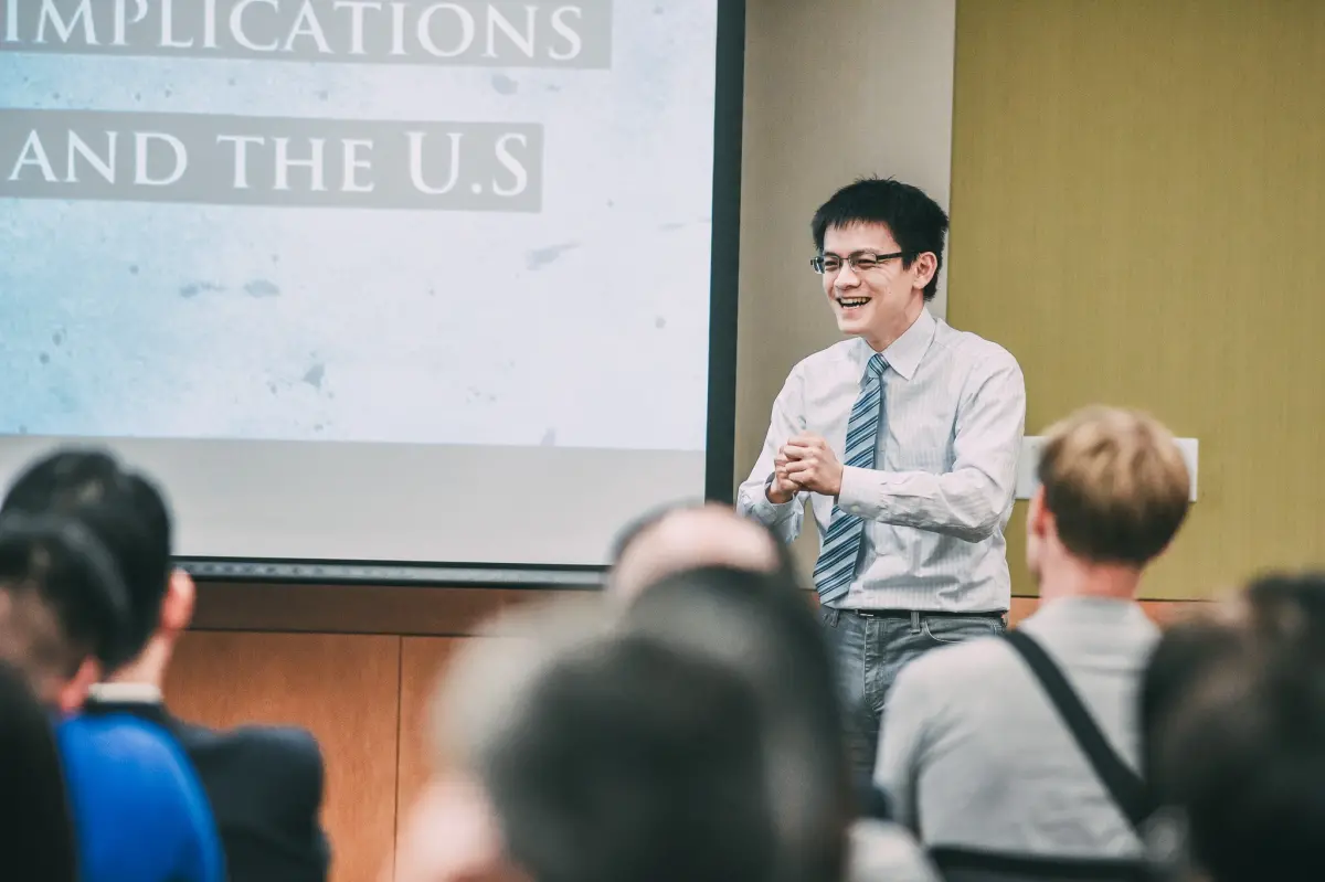 ▲國民黨主席鄭麗文22日應邀赴東吳大學演講，政治系副教授陳方隅提問軍購、黨產相關議題，鄭麗文反嗆是三民字忠實讀者，更酸問題太無腦，引發熱議。（圖／翻攝陳方隅臉書）