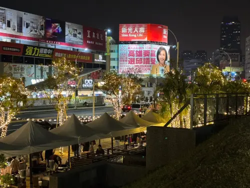 ▲ 邱議瑩與陳其邁同框和「高雄要贏，選邱議瑩」的核心資訊，非常吸睛，許多路過的市民紛紛停下腳步討論、拍照，成為近日高雄政壇的熱議焦點。（圖／立委邱議瑩辦公室提供）