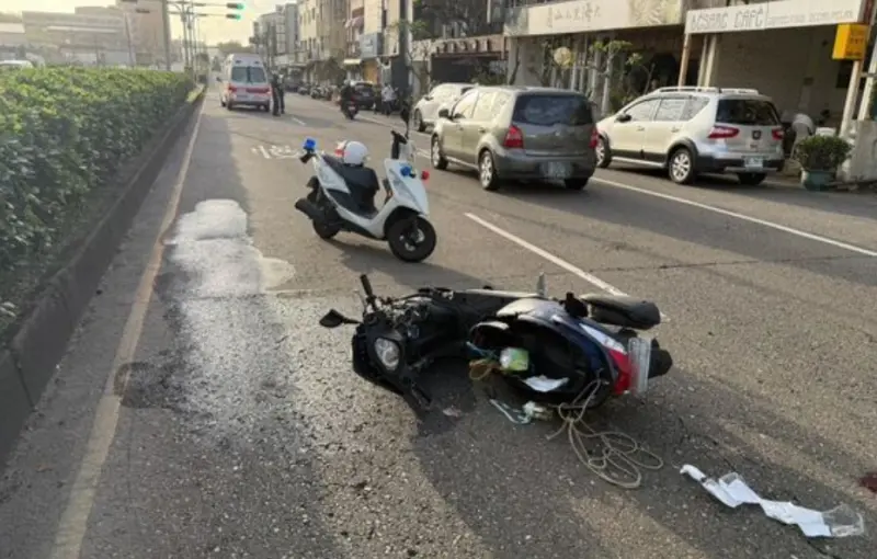 ▲新北三芝淡金路機車撞違停貨車，越南籍男子載孕妻與2歲童受傷送醫，孕婦與幼童分別右手、右腳開放性骨折。（圖／翻攝畫面）