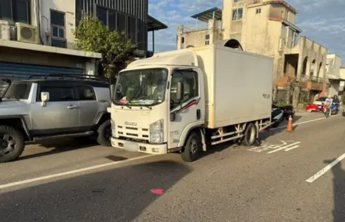 ▲新北三芝淡金路機車撞違停貨車，越南籍男子載孕妻與2歲童受傷送醫，孕婦與幼童分別右手、右腳開放性骨折。（圖／翻攝畫面）