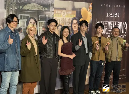 ▲鄭乃方（左起）、方宥心、宋柏緯、李沐、振永、郭德君、湯昇榮一起出席《那張照片裡的我們》首映會。（圖／記者蘇詠智攝）