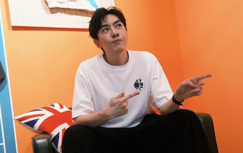 ▲王ADEN日前因在校園演出舞台上，對上台跳舞學生擺臭臉而引發爭議，就連台北跨年演出都沒了。今（23）日，歌手李友廷（如圖）發文透露對該事件看法，無奈嘆留言可以殺死人，直言：「這就是網暴沒錯」。（圖／李友廷IG@left7892）