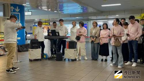 ▲台北捷運公司特別在23日晚間，邀請教會到現場獻唱聖歌，在充滿力量與盼望的歌聲中，將現行的獻花空間進行適度調整。（圖／記者呂炯昌攝）