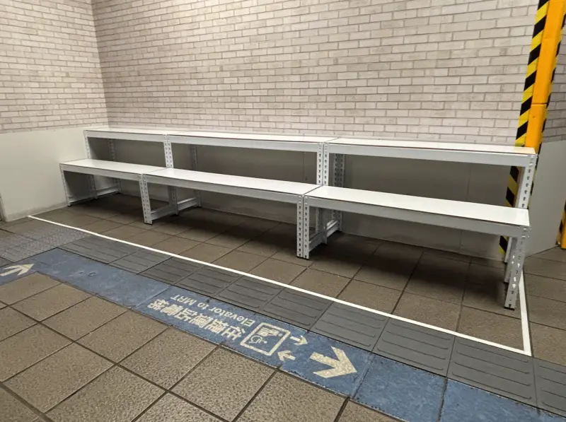    ▲台北車站B1層通往M7出口通道上，設置暫時性悼念牆。  