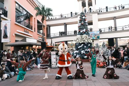 ▲SKMPark高雄草衙「雪境童話村」有超大型雪境耶誕樹、星幕光廊等，還標榜讓民眾可跟著酷奇拉度過聖誕佳節。（圖／取自SKM Park Outlets 高雄草衙臉書www.facebook.com/skmpark.outlets.kh/）