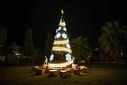 ▲花蓮市區每年底會以燈飾與舞台表演打造聖誕主題園區。（圖／取自花蓮幸福聖誕城臉書www.facebook.com/profile.php?id=100064630363346）