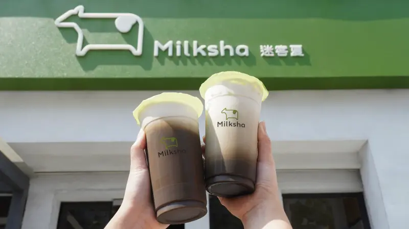 ▲迎接聖誕節，今12月24日平安夜手搖飲料優惠！「買一送一」喝CoCo都可、可不可熟成紅茶、萬波島嶼紅茶、麻古茶坊、先喝道，迷客夏靜岡焙焙鮮奶2杯99元一次看。（圖／迷客夏milksha.com）