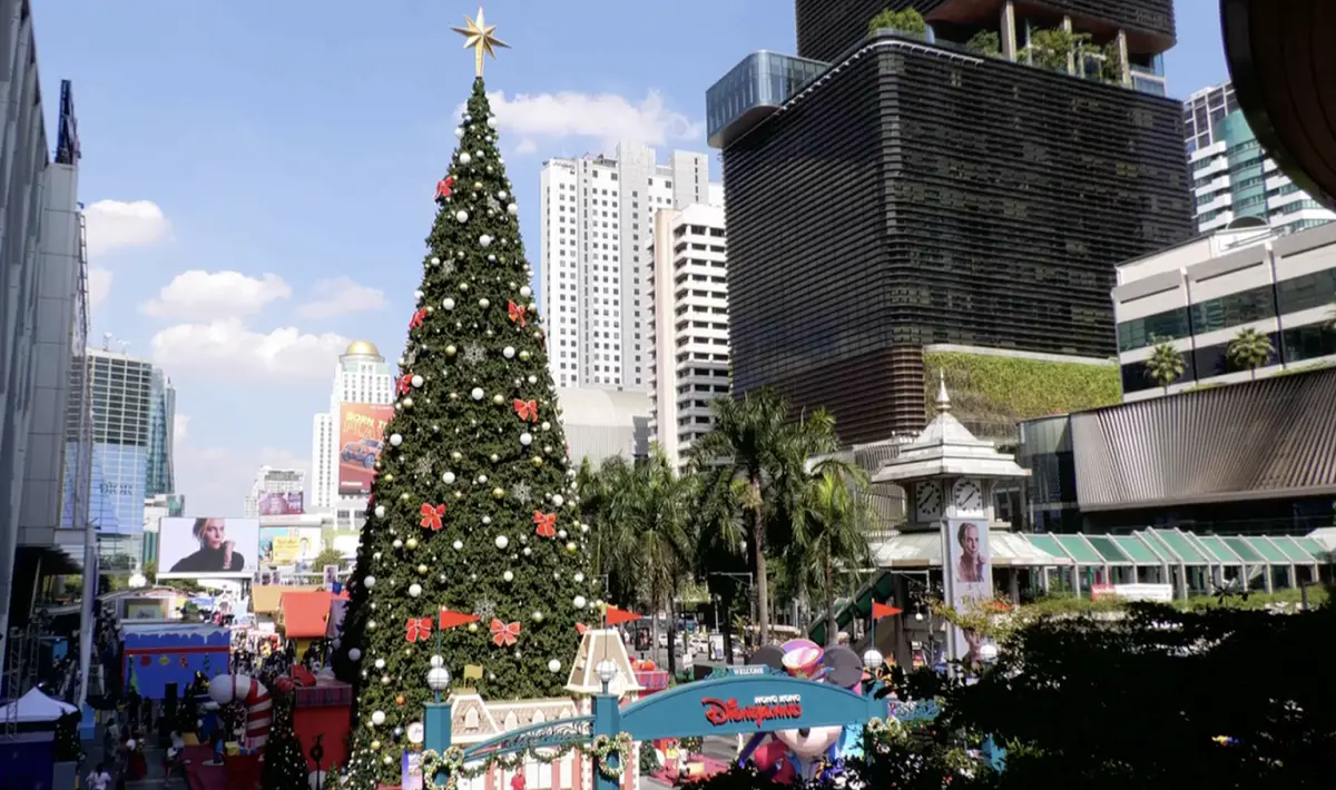 ▲泰國曼谷商業區與觀光熱點輪番上演燈光表演，搭配現場音樂與舞蹈演出，營造出宛如嘉年華般的氛圍。（圖／翻攝自影片）