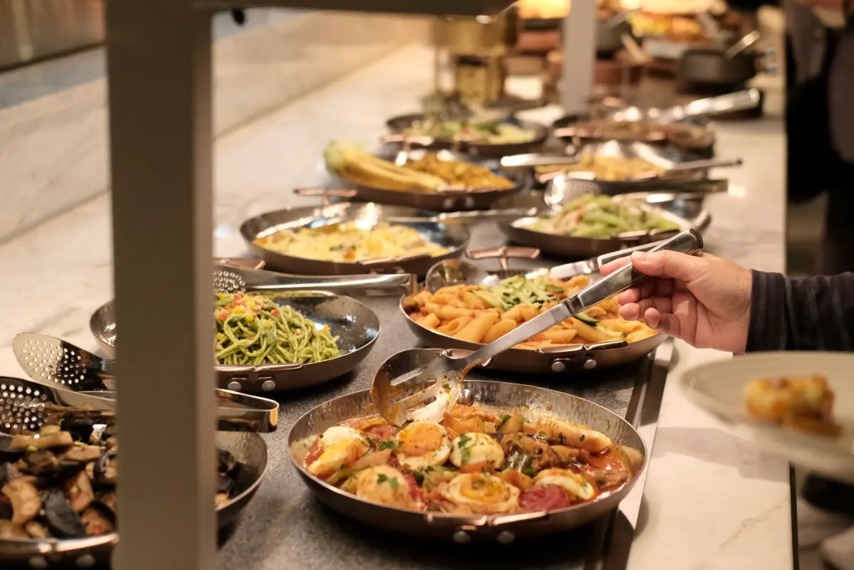 ▲饗賓集團旗下人氣蔬食Buffet「果然匯」再度展店，進駐新光三越13樓，本文整理7道限定菜、必吃菜、餐價等資訊一次看。（圖／記者葉盛耀攝）