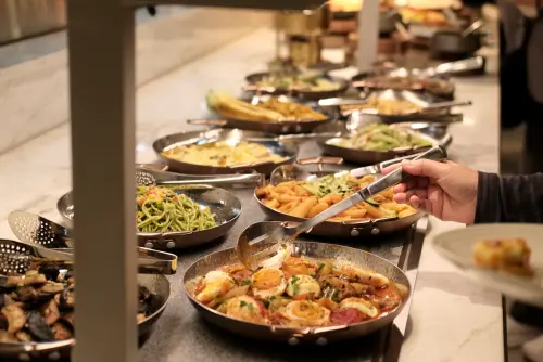 ▲對於長輩、吃素者來說，去buffet用餐本來就有比較多忌口，蒸五穀雜糧區相較更安全。（圖／記者葉盛耀攝）