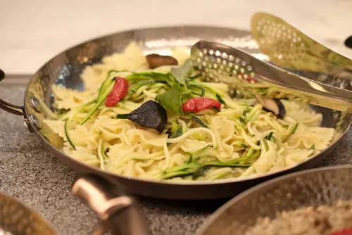 ▲「金桔剝皮椒香櫛瓜麵」吃起來清爽，卻又夠味。（圖／記者葉盛耀攝）