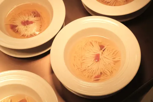 ▲「菊花豆腐」選用嫩豆腐製作，外型相當漂亮。（圖／記者葉盛耀攝）