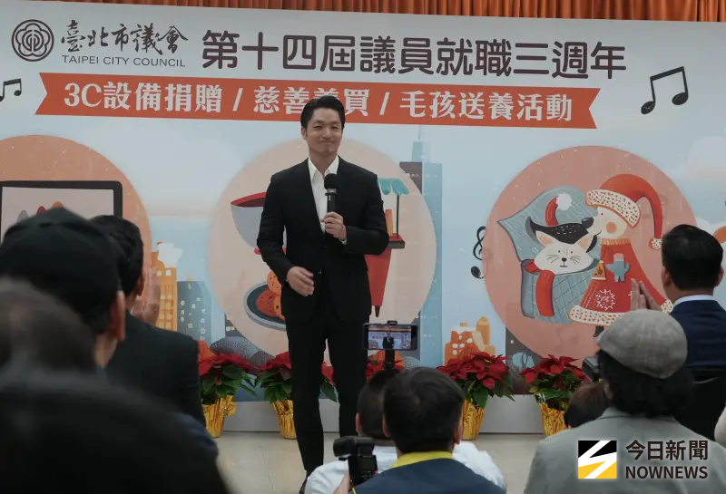 ▲台北市長蔣萬安出席台北市議會第14屆議員就職三週年——愛心3C設備捐贈曁慈善義買、毛孩送養活動。（圖／記者呂炯昌攝，2025.12.24）