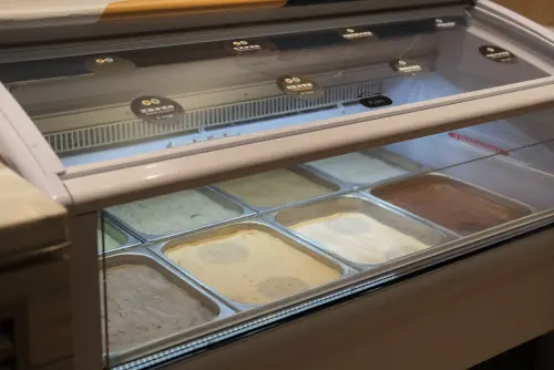 ▲到果然匯必吃的菜色，還有與旭集、饗饗同款的「24濃作冰淇淋」。（圖／記者葉盛耀攝）