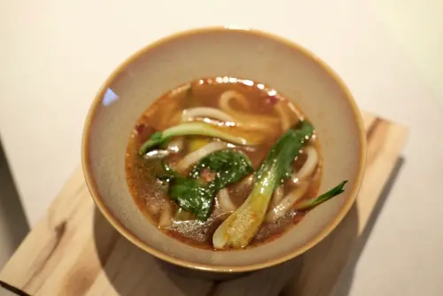 ▲果然匯的「川香紅燒牛若麵」也很值得一嚐。（圖／記者葉盛耀攝）