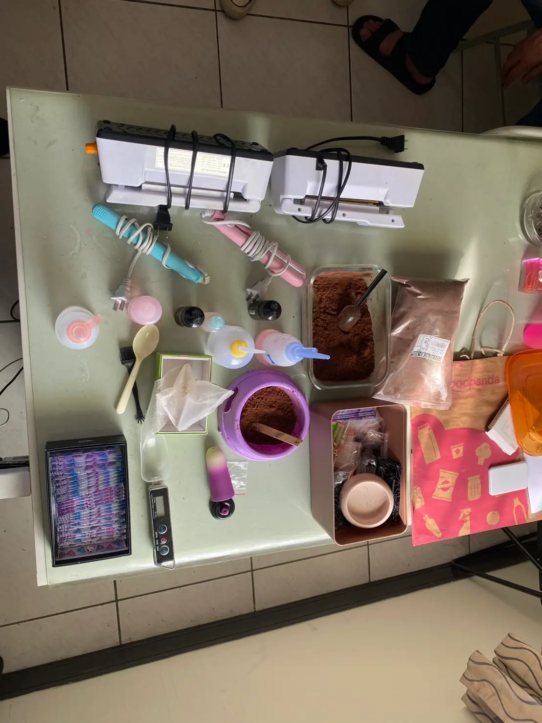 ▲張姓男子擔任傳播公司小姐車伕，兼販售愷他命、咖啡包等毒品，標榜接單後快速到貨（圖/記者鄧力軍翻攝）