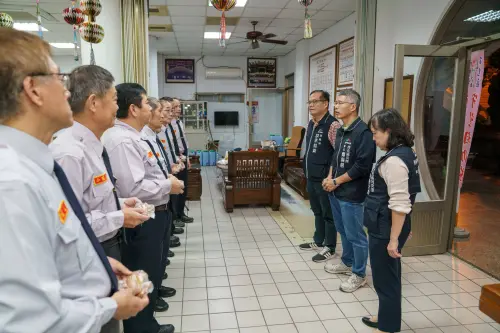 ▲民政局專委洪紹欽偕同西屯區長鄭錫禧及何安里長何唐文鈴關心巡守運作情形(圖／民政局提供2025.12.24)